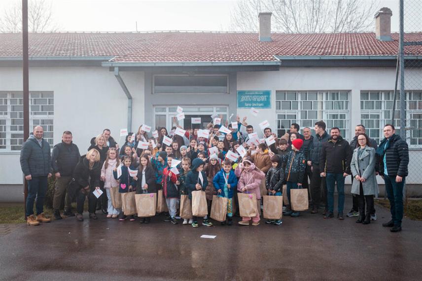 ГРАЧАНИЦА, 2. ЈАНУАРА /СРНА/ - Француски хуманитарци из организације "Солидарност за Косово" су у оквиру традиционалног "Божићног конвоја" подијелили 10 тона хуманитарне помоћи мјештанима 18 села на Косову и Метохији, саопштено је из ове организације.