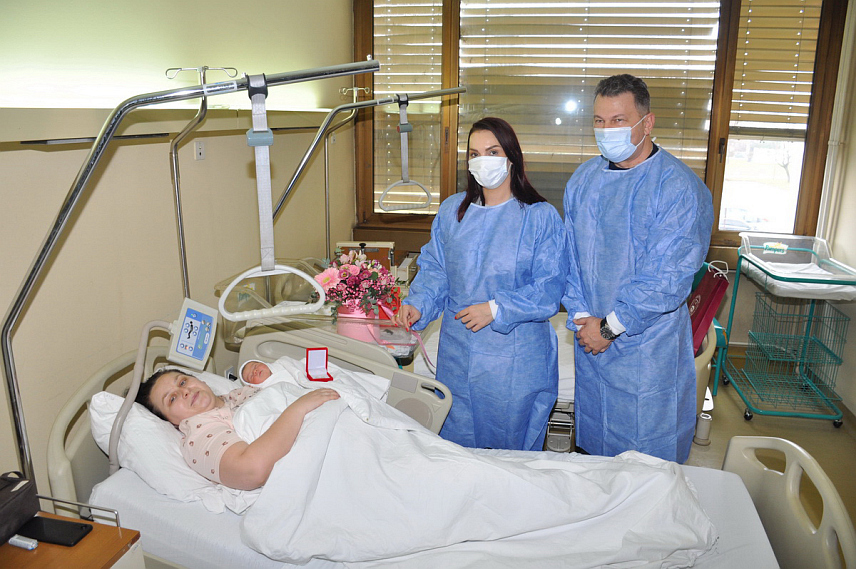 ПРИЈЕДОР, 2. ЈАНУАРА /СРНА/ - Прва беба рођена у Приједору у Новој години је Ана Јефтенић и данас јој је уручен златник - дар градоначелника Слободана Јавора.