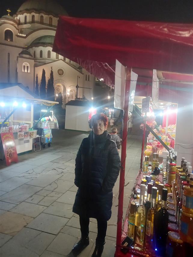 БЕОГРАД, 2. ЈАНУАРА /СРНА/ - Милица Степановић из Забрђа код Петровца на Млави, чија је цијела породица укључена у производњу меда који је препознат и награђен на свим сајмовима у Србији.