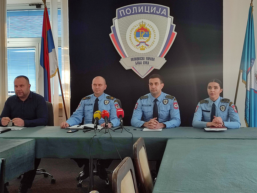 БАЊАЛУКА, 30. ЈАНУАРА /СРНА/ - Начелник Полицијске управе Бањалука Ђурица Вукелић и начелници сектора криминалистичке полиције Славиша Којић и полиције Момчило Марић на конференцији за новинаре.