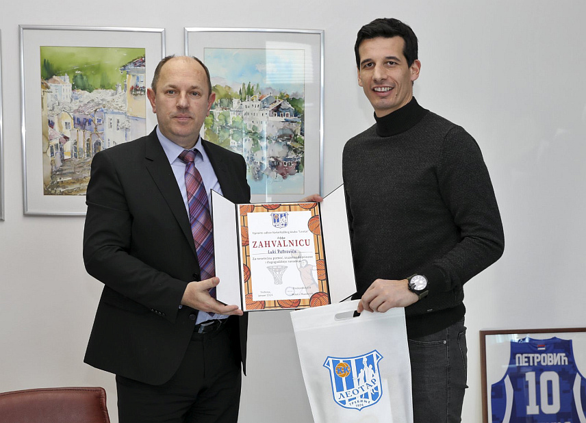 TРЕБИЊЕ, 30. ЈАНУАРА /СРНА/ - Представници КК "Леотар" уручили су захвалницу генералном директору "Електропривреде Републике Српске" Луки Петровићу, за свесрдну помоћ коју ове компанија пружа том кошаркашком клубу.