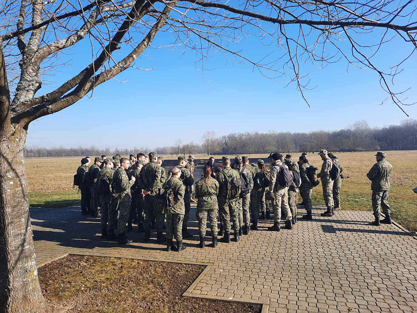 КОЗАРСКА ДУБИЦА, 30. ЈАНУАРА /СРНА/ - Јавну установу "Спомен-подручје Доња Градина" данас су посјетили припадници 3. Пјешадијског /Република Српска/ пука Оружаних снага БиХ, у оквиру редовних активности ове јединице.