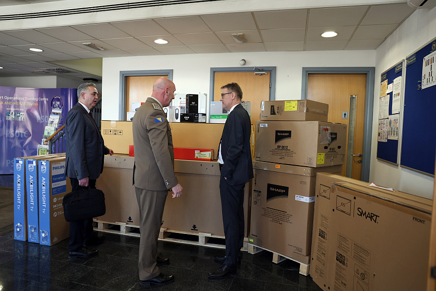 САРАЈЕВО, 30. ЈАНУАРА /СРНА/ - У просторијама Центра за обуку за операције подршке миру /ПСОТЦ/ данас је извршена примопредаје донације средстава и опреме у укупној вриједности од 234.500 КМ између амбасадора Норвешке у БиХ Олава Рејнертсена и замјеника министра одбране у Савјету минситара Славена Галића.