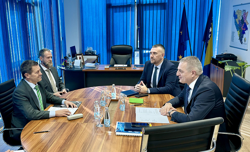 САРАЈЕВО, 30. ЈАНУАРА /СРНА/ - Директор Службе за послове са странцима Жарко Лакета данас је у Сарајеву са полицијским аташеима МУП-а Аустрије у БиХ и Сјеверној Македонији Карлхајнцом Гортаном и Манфредом Јурчевићем разговарао о миграцијским токовима кроз БиХ, те депортацији миграната из земље.