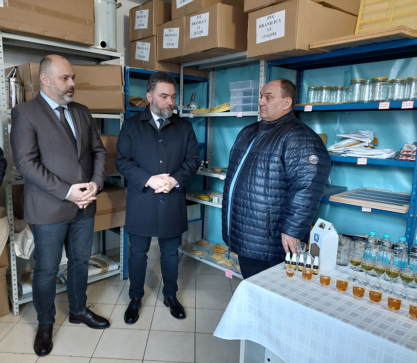ВИШЕГРАД, 30. ЈАНУАРА /СРНА/ - Министар спољне трговине и економских односа у Савјету министара БиХ Сташа Кошарац,начелник општине Вишеград Младен Ђуревић , предсједник Удружења пчелара Вишеград Александар Масал.