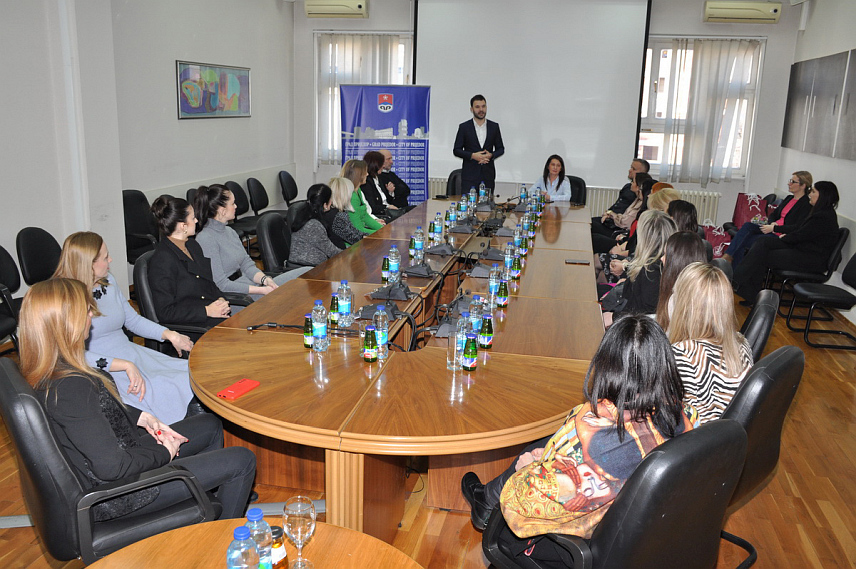 ПРИЈЕДОР, 30. ЈАНУАРА /СРНА/ - У Приједору је данас подијељено 15 захвалница и пригодни поклони од града за просвјетне раднике који су координисали припрему и реализацију свечане академије "Теби на дар, Републико", а захвалнице су уручене и за малишане из вртића, док су основци и средошколци као награду добили одлазак у кино - пријем, који је приредио градоначелник Слободан Јавор.