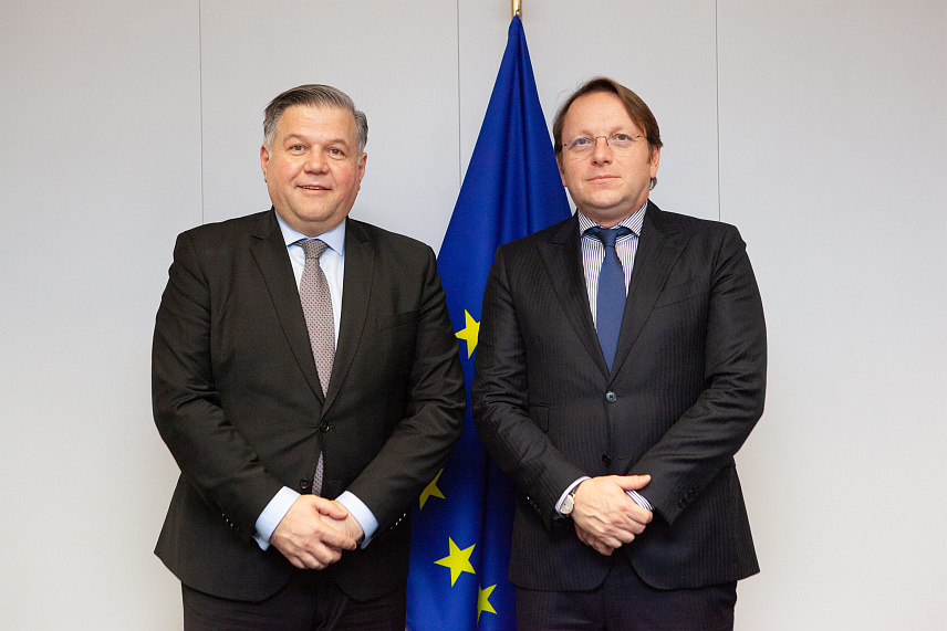 САРАЈЕВО, 30. ЈАНУАРА /СРНА/ - Замјеник министра иностраних послова у Савјету министара Јосип Бркић данас је на састанку са европским комесаром за сусједство и проширење Оливером Вархељијем у Бриселу.