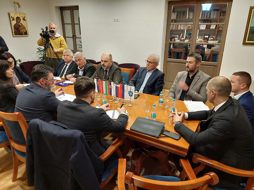 ВИШЕГРАД, 30. ЈАНУАРА /СРНА/ - Министар спољне трговине и економских односа у Савјету министара Сташа Кошарац састао се у Вишеграду са начелницима општина горњодринске регије.