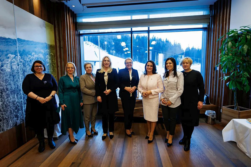 ЈАХОРИНА, 30. ЈАНУАРА /СРНА/ - Српски члан Предсједништва БиХ Жељка Цвијановић разговарала је данас о улози жена у политици са предсједником Мађарске Каталин Новак и женама из Републике Српске и Федерације БиХ /ФБиХ/, које обављају значајне позиције на политичкој сцени.