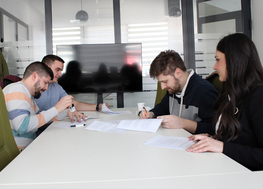 БАЊАЛУКА, 30. ЈАНУАРА /СРНА/ - Заинтересовани полазници са предзнањем из визуелних дјелатности могу се од 10. фебруара до 10. марта пријављивати за двомјесечни курс за оспособљавање стручњака за рад у области визуелних ефеката, који ће подржати Ауто-визуелни центар Републике Српске.