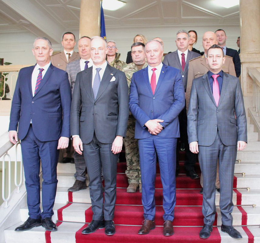 САРАЈЕВО, 30. ЈАНУАРА /СРНА/ - Министар одбране Мађарске Криштоф Салај-Бобровњицки на састанку са министром одбране у Савјету министара Зуканом Хелезом и његовим замјеницима Александром Гогановићем и Славеном Галићем.