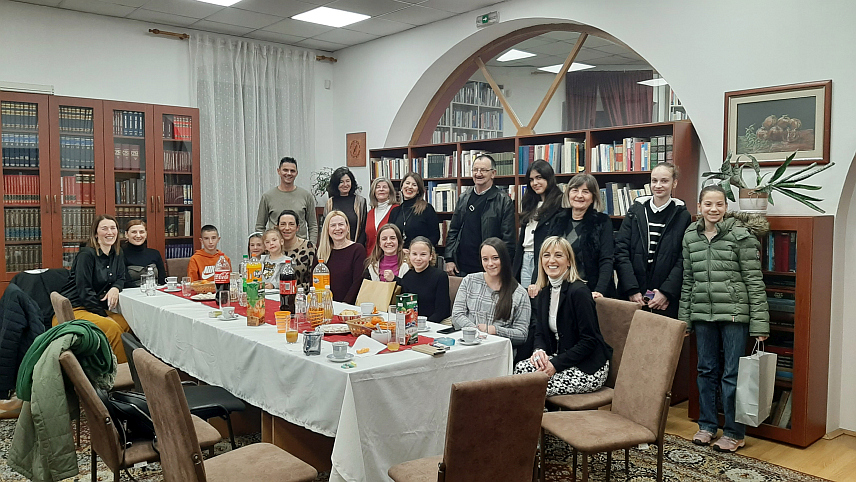 TРЕБИЊЕ, 31. ЈАНУАРА /СРНА/ - Народна библиотека Требиње уручила је поклоне највјернијим читаоцима у претходној години и на пријему за њих захвалила за указано повјерење и корисне сугестије за још бољи рад и напредак.