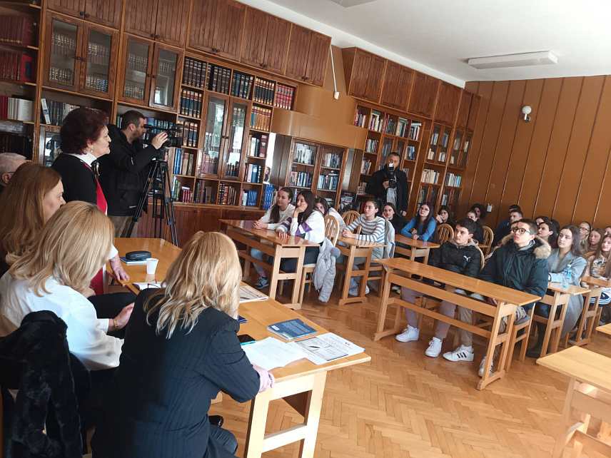 ТРЕБИЊЕ, 31.ЈАНУАРА /СРНА/ - У Гимназији "Јован Дучић" у Требињу данас је одржан поетски час "Дучићевим стазама" у коме су учествовали пјесници Удружења књижевника Републике Српске - Подружнице Требиње и млади пјесници, који су се представили својим стиховима, а све с циљем подршке младим пјесничким талентима требињске Гимназије.