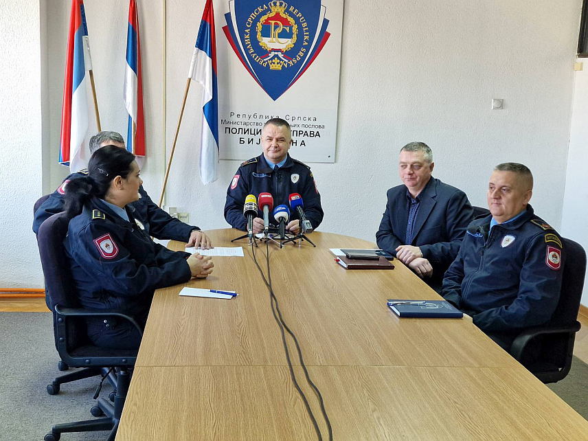 БИЈЕЉИНА, 31. ЈАНУАРА /СРНА/ - Начелник Полицијске управе Бијељина Стјепан Терзић са сарадницима на конференцији за новинаре.