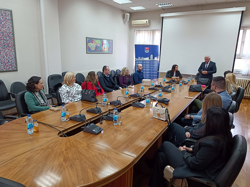 ПРИЈЕДОР, 31. ЈАНУАРА /СРНА/ - Предсједник бањалучког Одбора за помоћ Србима на Косову и Метохији Милорад Арлов уручио је данас захвалинице за град Приједор и 14 основних и средњих школа приједорске регије за учешће у хуманитарној акцији "Обрадујмо ваше вршњаке на Косову и Метохији" у 2023. години.