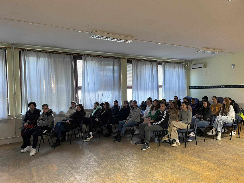 НОВИ ГРАД, 31. ЈАНУАРА /СРНА/ - Представници Ауто-мото друштва "Уна", Полицијске станице и општине Нови Град одржали су данас предавање новоградским средњошколцима о теми "Млади као ризична група у саобраћају".