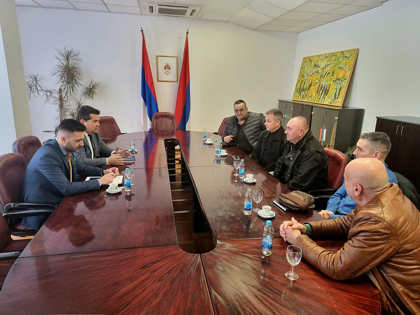 БАЊАЛУКА, 31. ЈАНУАРА /СРНА/ - Предсједник Народне скупштине Републике Српске Ненад Стевандић разговарао је данас са члановима Асоцијације ветерана специјалних јединица Војске и Министарства унутрашњих послова Српске /Гарда "Пантери" Бијељина, "Вукови са Дрине" Зворник, "Вукови са Вучијака" и 65. заштитни моторизовани пук/.