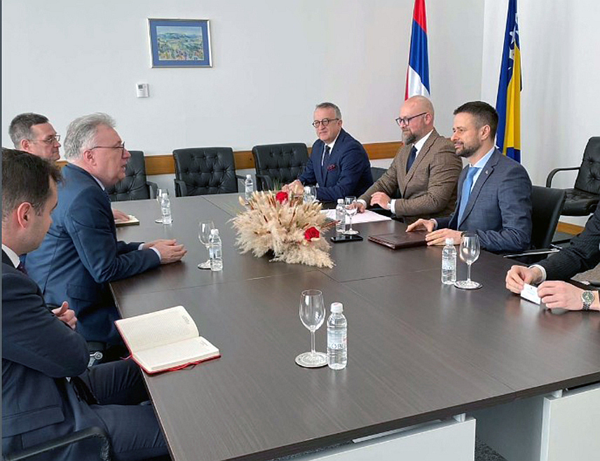 САРАЈЕВО, 31. ЈАНУАРА /СРНА/ - Министар финансија и трезора у Савјету министара Срђан Амиџић разговарао је данас у Сарајеву са амбасадором Руске Федерације у БиХ Игором Калабуховом о јачању привредне сарадње.