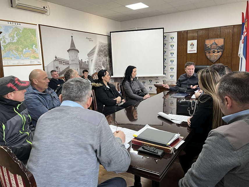 КОЗАРСКА ДУБИЦА, 31. ЈАНУАРА /СРНА/ - Начелник општине Козарска Дубица Раденко Рељић на састанку, који је данас одржан на иницијативу мјештана Клековаца у присуству надлежних служби, мјештани су изнијели своје ставове, забринутост и проблеме у вези са постојањем одгајивачнице за псе у приватном власништву у том селу.