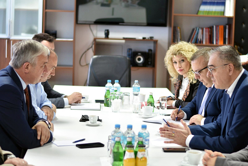 БАЊАЛУКА, 31. ЈАНУАРА /СРНА/ - Делегације СДС-а и ПДП-а сагласиле су се данас да је потребно разговарати унутар опозиције, те размотрити одржавање заједничког састанка свих опозиционих странака и договорити принципе политичке сарадње за предстојеће локалне изборе.