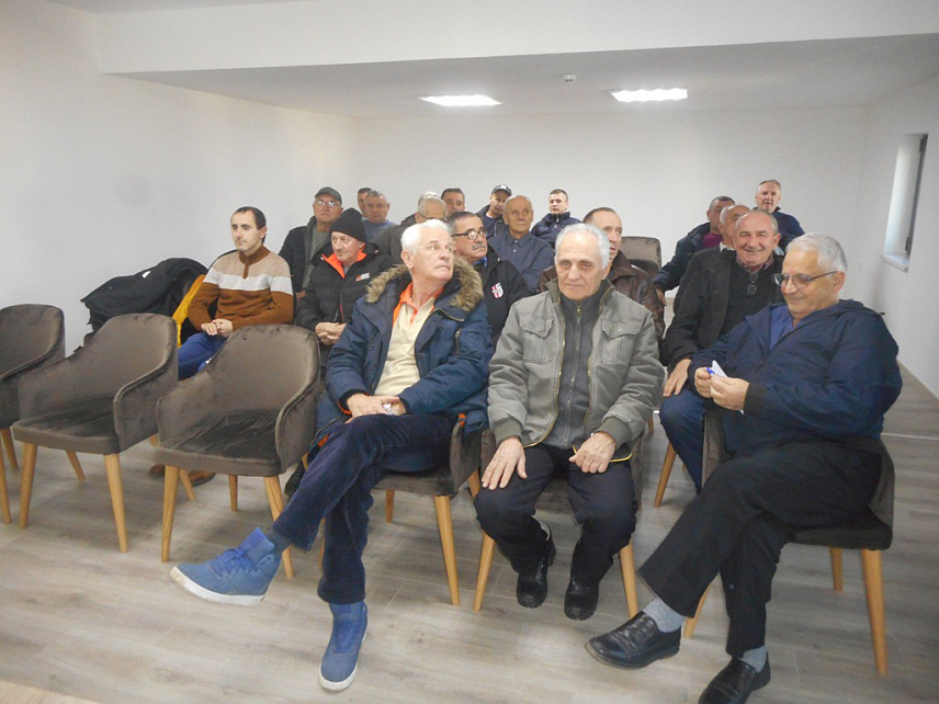 БРАТУНАЦ, 31. ЈАНАУАРА /СРНА/ - Стручни сарадник за сточарство у Министарству пољопривреде, шумарства и водопривреде Републике Српске Борислав Пено на предавању у Братунцу гдје је присуствовало 35 чланова Удружења пчелара "Кестен" из Братунца.