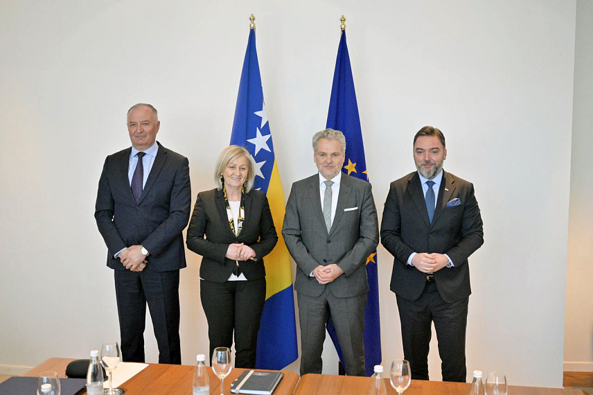 САРАЈЕВО, 31. ЈАНУАРА /СРНА/ - Предсједавајућа Савјета министара Борјана Кришто и замјеници предсједавајуће Сташа Кошарац и Зукан Хелез разговарали су данас у Сарајеву са шефом Делегације ЕУ у БиХ Јоханом Сатлером о реализацији кључних приоритета на путу ка чланству у ЕУ.