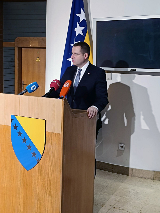 САРАЈЕВО, 31. ЈАНУАРА /СРНА/ - Делегат Клуба српског народа у Дому народа Парламентарне скупштине БиХ Радован Ковачевић рекао је да су према Уставу БиХ једини који имају надлежност да доносе законе Дом народа и Представнички дом, док Кристијан Шмит нема никакав мандат нити надлежности.