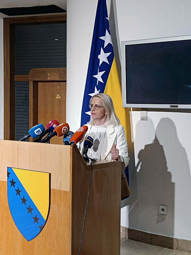 САРАЈЕВО, 31. ЈАНУАРА /СРНА/ - Делегат Клуба српског народа Сњежана Новаковић Бурсаћ изнијела је низ примједби на текст измјена Изборног закона које се, између осталог, тичу интегритета изборног процеса и увођења нових технологија.