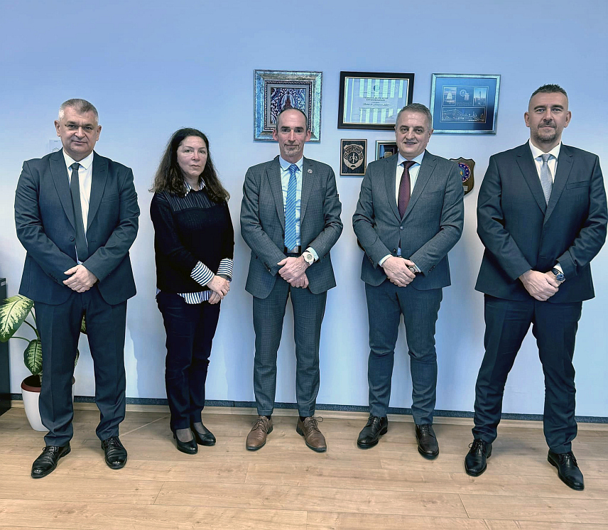 САРАЈЕВО, 31. ЈАНУАРА /СРНА/ - Полицијски аташе за унутрашњу безбједност Амбасаде Француске у БиХ, пуковник Националне жандармерије Филип Ганглоф је данас током сусерта са директором Службе за послове са странцима БиХ Жарком Лакетом представнио Мари Лине Мурел која ће обављати функцију офирцира за везу из области миграција.