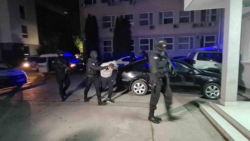 ДОБОЈ, 31. ЈАНУАРА /СРНА / - У надлежност Окружног јавног тужилаштва вечерас су предати жена и мушкарац чији су иницијали А.К. и Л.Д, који се сумњиче за кривично дјело тешко убиство мушкарца С.К. из Добоја.