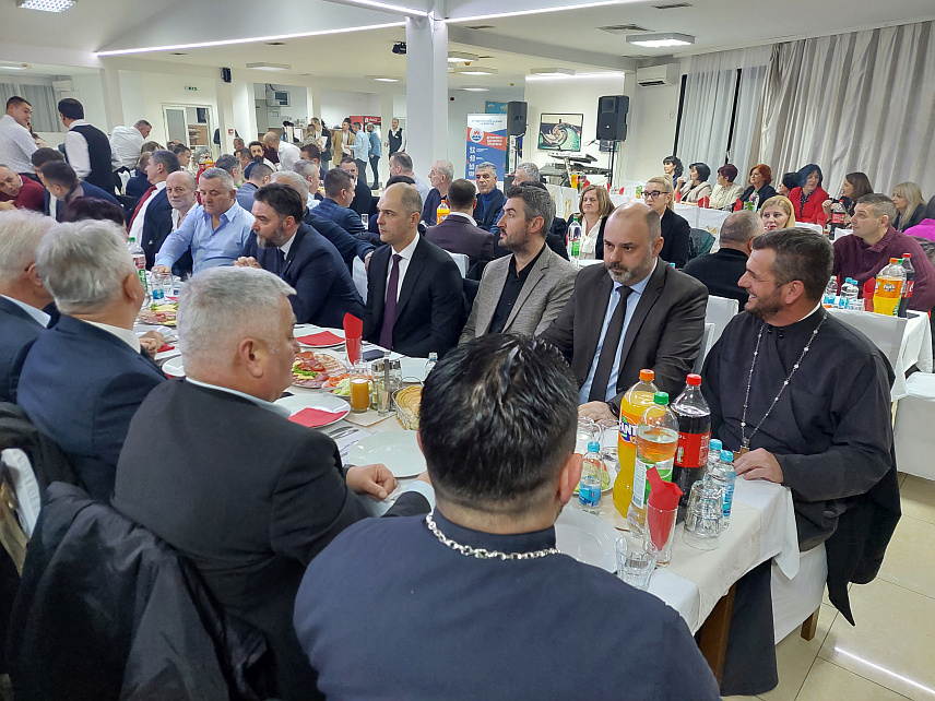 ВИШЕГРАД, 31. ЈАНУАРА /СРНА/ - Синоћ је у Вишеграду одржано дружење привредника, којем је присуствовао и министар спољне трговине и економских односа у Савјету министара Сташа Кошарац.