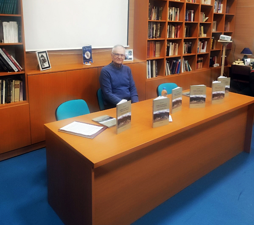 ХАН ПИЈЕСАК, 31. ЈАНУАРА /СРНА/ - Књига "Борба за идентитет и опстанак народа - Историја Срба 1804-1918", аутора Мирка Пјевића из Новог Сада, која обухвата синтетички преглед националне историје у том периоду представљена је на Хан Пијеску.