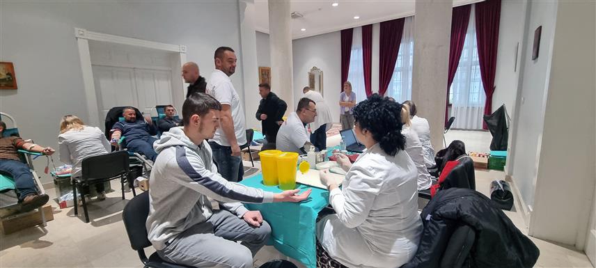 МОСТАР, 3. ЈАНУАРА /СРНА/ - Више од 30 добровољних давалаца из Мостара, Љубиња и Берковића се одазвало на прву акцију добровољног давања крви Хуманитарног друштва "Добротвор" данас у Владичанском двору у Мостару, која је организована поводом најрадоснијег хришћанског празника Божића