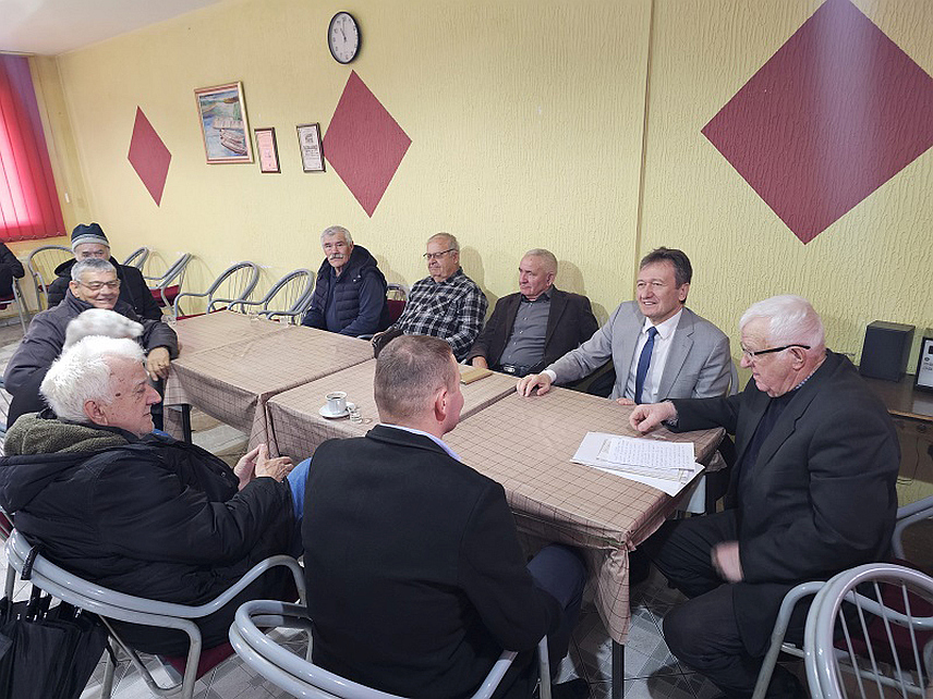 УГЉЕВИК, 3. ЈАНУАРА /СРНА/ - У општини Угљевик данас је за 300 пензионера додијељено по 100 КМ поводом наступајућег Божића.