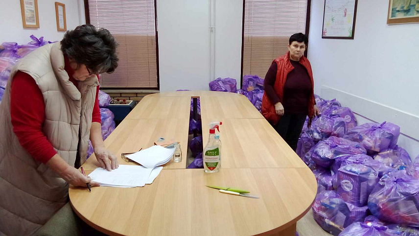 НОВИ ГРАД, 3. ЈАНУАРА /СРНА/ - У Новом Граду данас је почела подјела пакета са прехрамбеним и хигијенским производима пензионерима који примају најниже пензије.