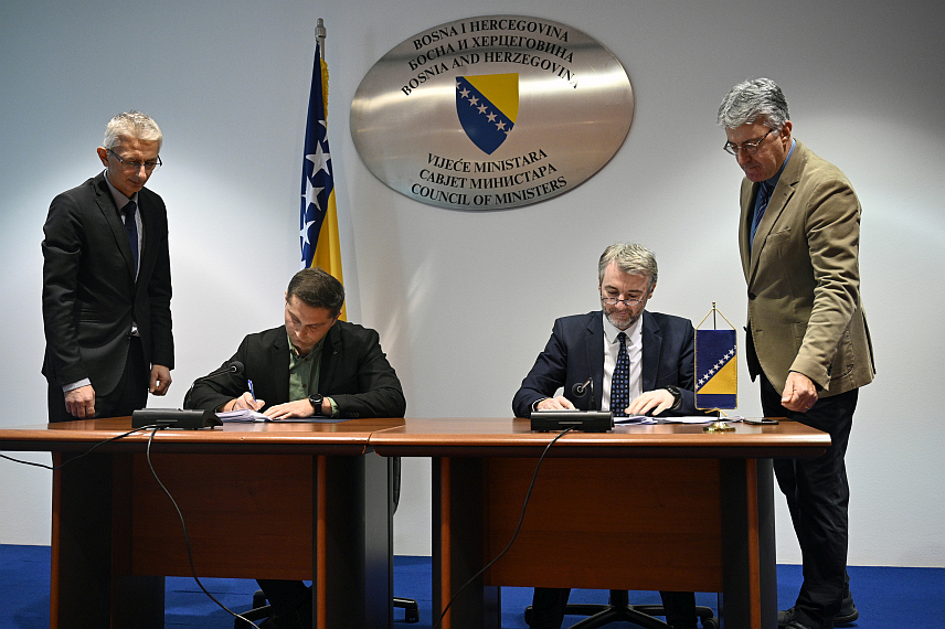 САРАЈЕВО, 3. ЈАНУАРА /СРНА/ - Министар комуникација и транспорта у Савјету министара Един Форто и директор компаније "Сириус 2010" из Бањалуке Момчило Ђукић потписали су данас у Сарајеву уговор за набавку опреме за дигитални пренос и емитовање јавних РТВ сервиса у БиХ, чија вриједност је 25,8 милиона КМ без ПДВ-а.