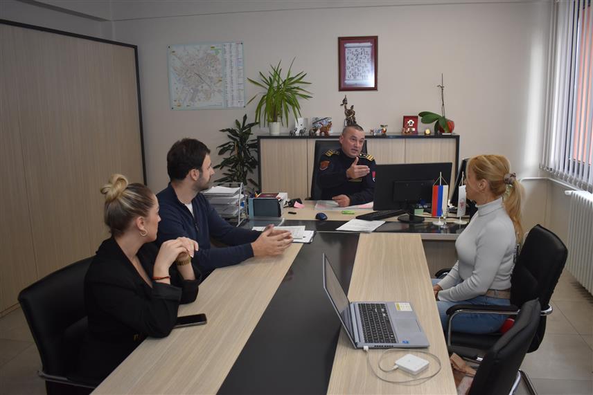 ПРИЈЕДОР, 3. ЈАНУАРА /СРНА/ - Старјешина Територијална ватрогасно-спасилачка јединица Приједор Радован Мартић са градоначелником Приједора Слободаном Јавором.