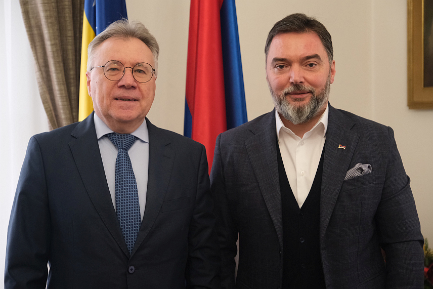 САРАЈЕВО, 3. ЈАНУАРА /СРНА/ - Министар спољне трговине и економских односа у Савјету министара Сташа Кошарац у Сарајеву на састанку са амбасадором Руске Федерације у БиХ Игором Калабуховом.