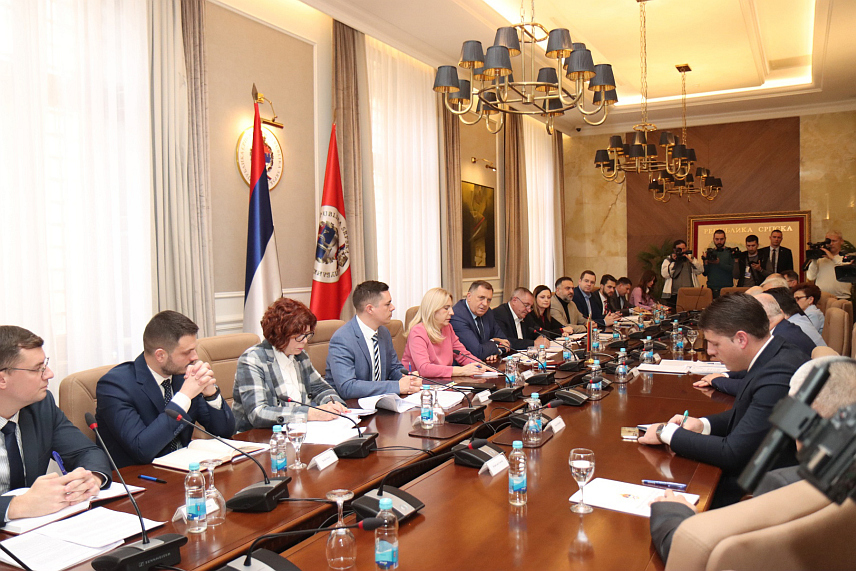 БАЊАЛУКА, 3. ЈАНУАРА /СРНА/ - Радно-консултативни састанак предсједника Републике Српске Милорада Додика са предсједницима коалиционих странака и шефовима посланичких клубова у Народној скупштини Српске у Бањалуци.