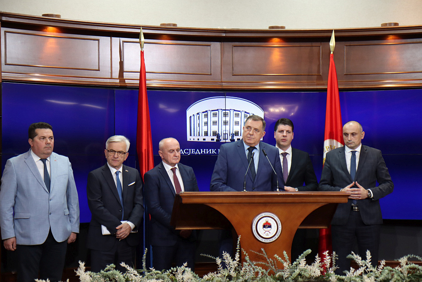 БАЊАЛУКА, 3. ЈАНУАРА /СРНА/ - Предсједник Републике Српске Милорад Додик на конференцији за новинаре, након радно – консултативног састанка са предсједницима коалиционих странака и шефовима посланичких клубова у Народној скупштини Републике Српске./фото Борислав Здриња/