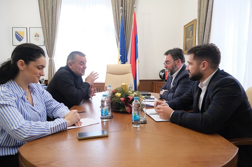 САРАЈЕВО, 3. ЈАНУАРА /СРНА/ - Министар спољне трговине и економских односа у Савјету министара Сташа Кошарац је на радном састанку са министром правде Давором Бунозом.