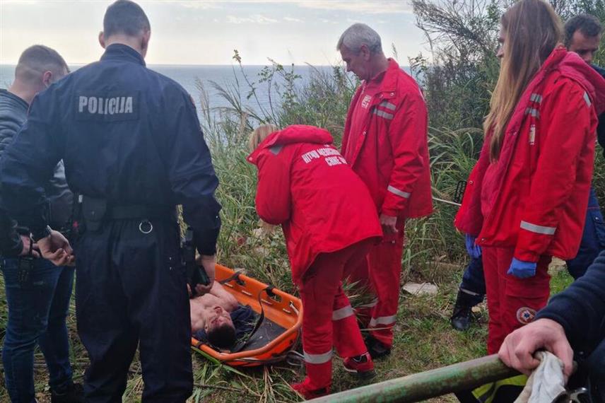 ПОДГОРИЦА, 4. ЈАНУАРА /СРНА/ - Будвански ватрогасци спасили су повријеђеног руског држављанина, који је пао између стијена изнад плаже Могрен.