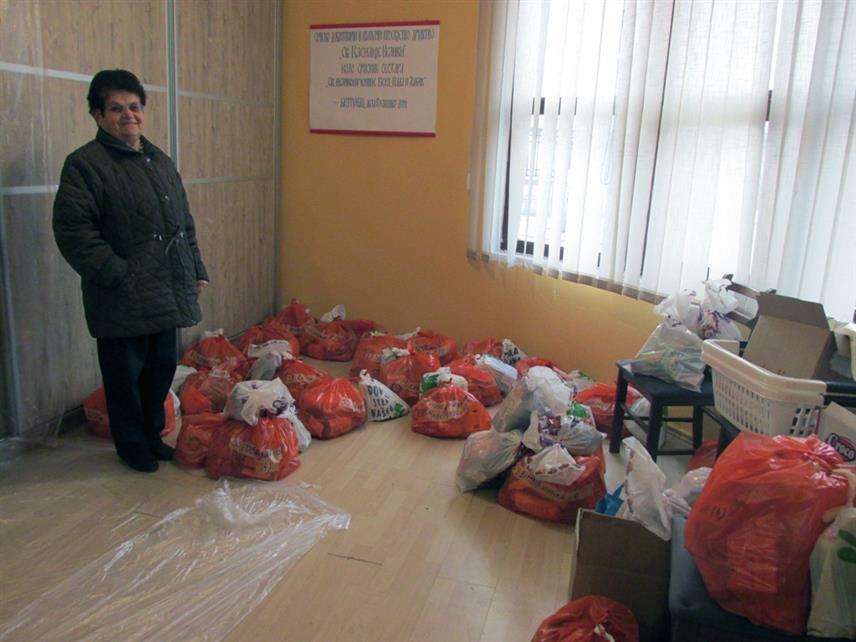 БРАТУНАЦ, 4. ЈАНУАРА /СРНА/ - У Братунцу је данас завршена подјела помоћи за 74 материјално најсиромашније породице и самце, коју је обезбиједило и уручило Коло српских сестара "Вјера, нада и љубав" из овог мјеста, које дјелује при Српској православној цркви.