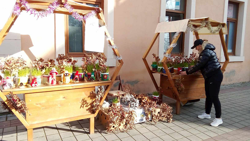 НОВИ ГРАД, 4. ЈАНУАРА /СРНА/ - Чланови Удружења дјеце и омладине са посебним потребама и њихових родитеља "Искра" данас и сутра на штанду у главној улици у Новом Граду продају божићну пшеницу и пригодне украсе, а средства од продаје намијењена су за социјализацију ове дјеце.