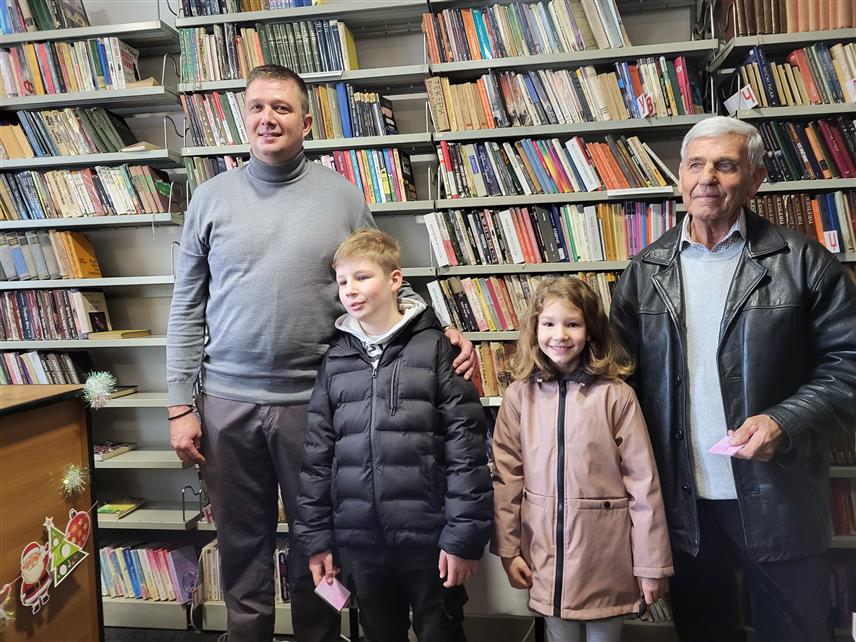 ПАЛЕ, 4. ЈАНУАРА /СРНА/ - Народна библиотека Пале уручила је данас награде најактивнијим читаоцима у прошлој години и то бесплатну чланарину.	
