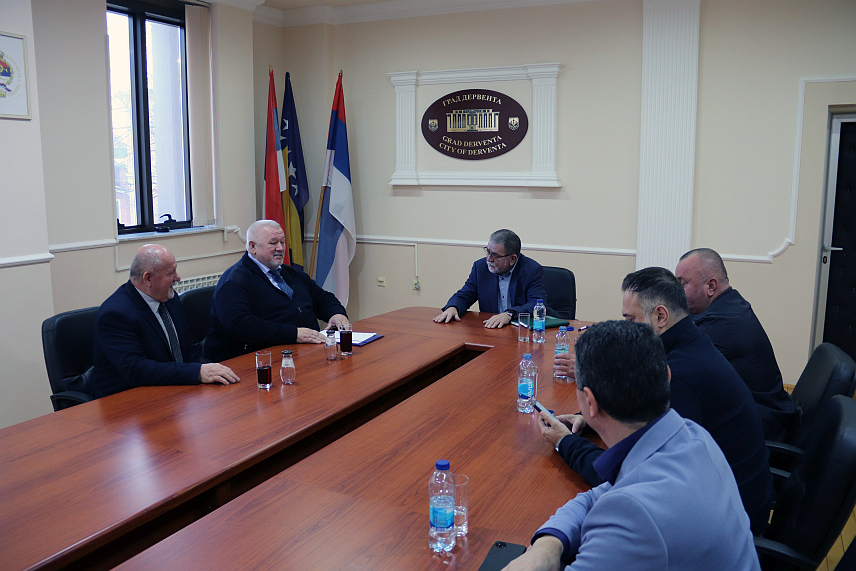 ДЕРВЕНТА, 4. ЈАНУАРА /СРНА/ - Директор Секретаријата Давор Чордаш и градоначеленик Дервенте Милорад Симић потписали су данас уговор о суфинансирању реализације пројекта инфраструктуре у насељу Врхови у вриједности 50.000 марака.