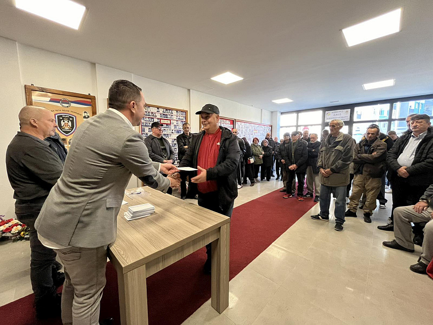 ДОБОЈ, 4. ЈАНУАРА /СРНА / - Представници Борачке организације Добој уручили су данас једнократну новчану помоћ од по 150 КМ за 100 социјално-угрожених лица из борачких категорија за набавку божићних печеница.