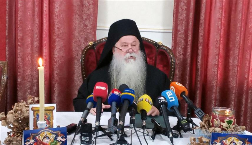 САРАЈЕВО, 4. ЈАНУАРА /СРНА/ - Његово високопреосвештенство митрополит дабробосански Хризостом поручио је да људи не би требало да буду "навијачи" у сукобима, већ миротворци молитвама и апелима да ратови и непријатељства стану, а мир Божији и добра воља међу људима и народима читавог свијета завлада.
