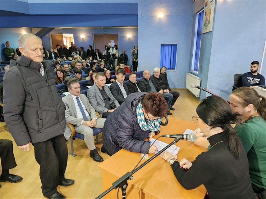 УГЉЕВИК, 4. ЈАНУАРА /СРНА/ - Борачка организација из Угљевика је заједно са овом општином данас додијелила новчану помоћ од 150 КМ за 247 породица погинулих бораца, ратних војних инвалида до шесте категорије и незапослених ратних војних инвалида од седме до десете категорије поводом Божића.
