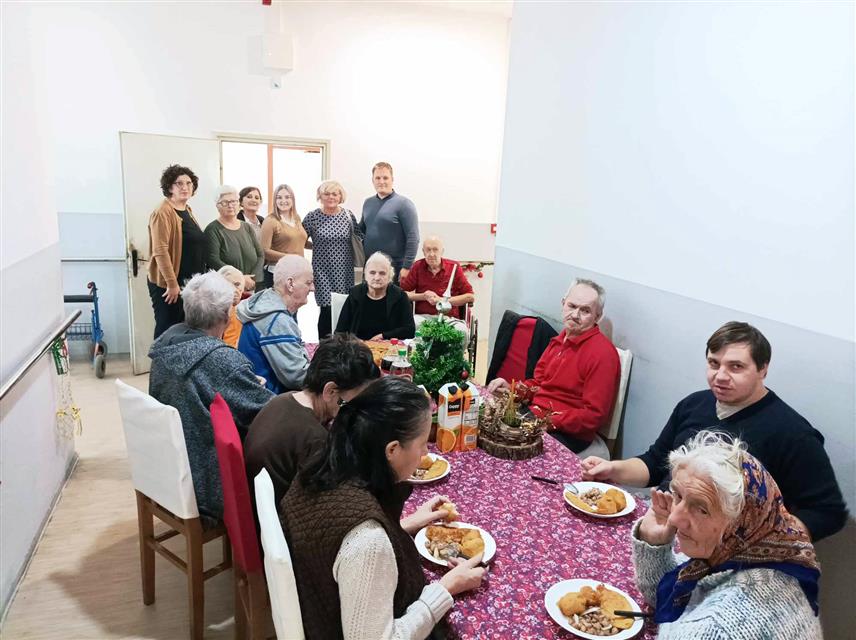 НОВИ ГРАД, 4. ЈАНУАРА /СРНА/ - Актив жена СНСД-а Нови Град организовао је данас посјету Дому за стара лица у насељу Деветаци.
